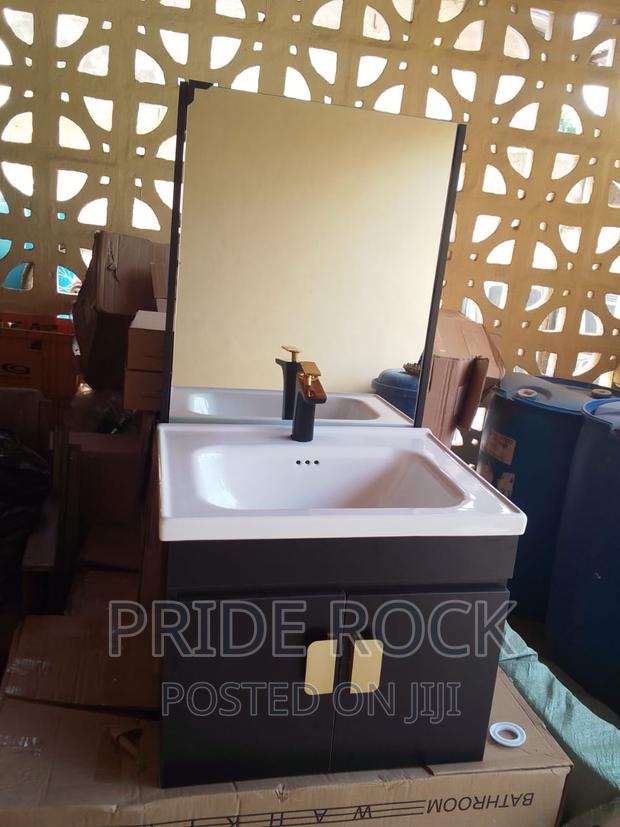 Executive Cabinet Basin With Mirror And Hot And Cold Tap · Photo 4
