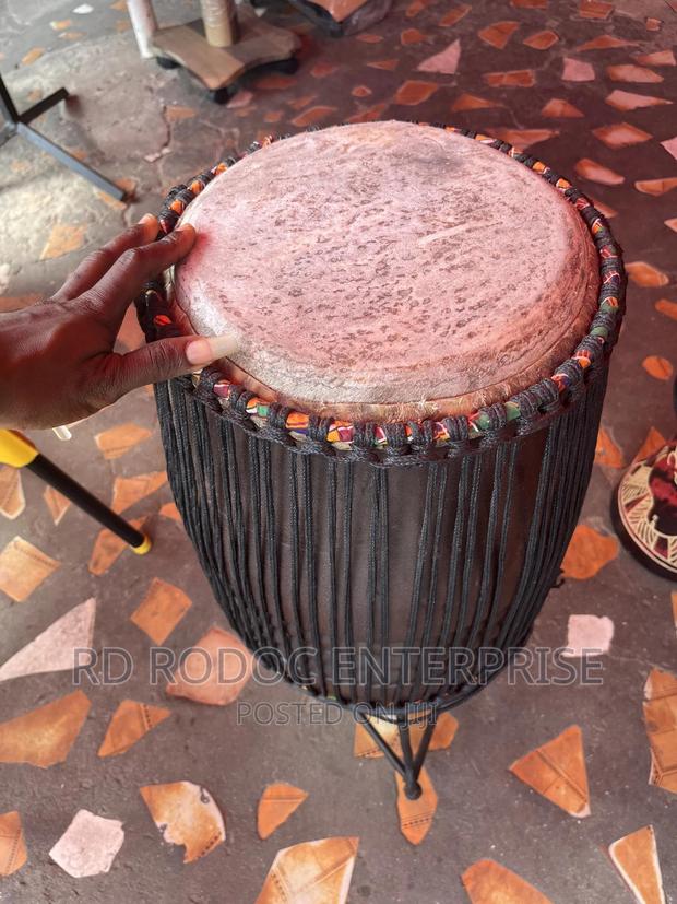 Seated Konka · Photo 1