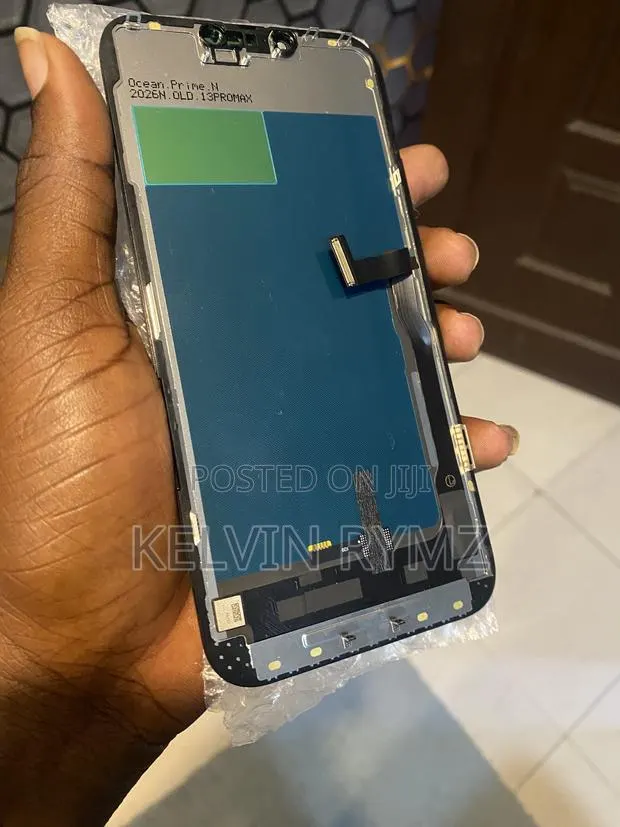 iPhone 13 Pro Max Screen Replacement · Photo 1