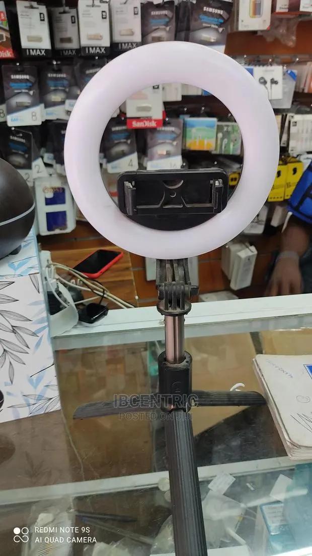 L07 Selfie Stick Tripod With Ring LED Light · Photo 1