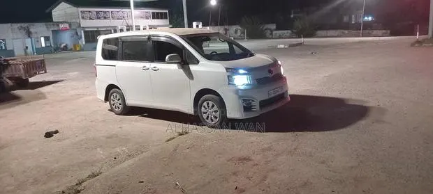 Toyota HiAce 2013 White · Photo 3