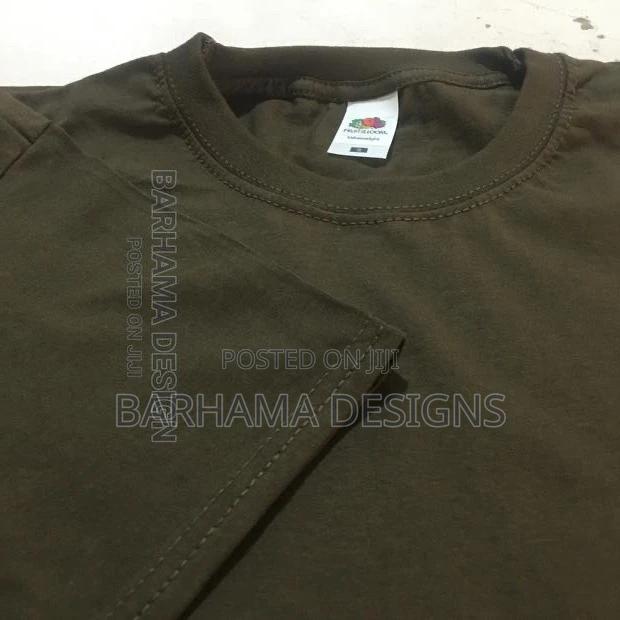 Plain T-Shirt · Photo 4