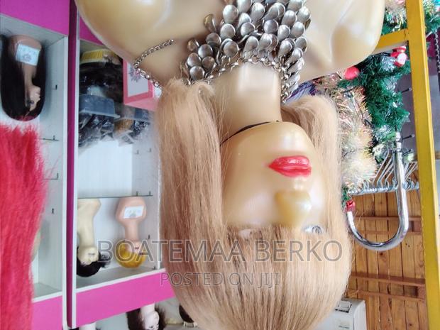 Super Blonde French Cut Wig · Photo 3
