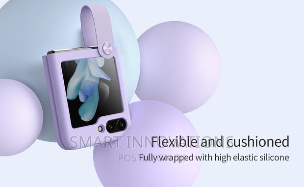 Galaxy Z Flip 5 Liquid Silicone Case · Photo 2
