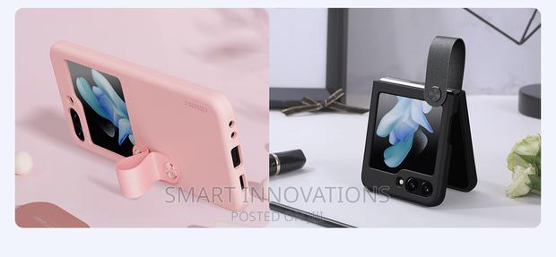 Galaxy Z Flip 5 Liquid Silicone Case · Photo 6