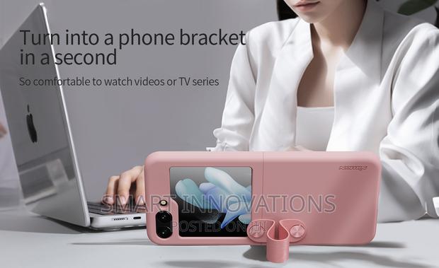 Galaxy Z Flip 5 Liquid Silicone Case · Photo 7