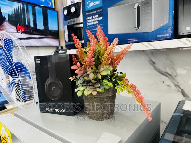 Authentic and Sleek Design Black Headphone Beats Solo3 · Photo 1