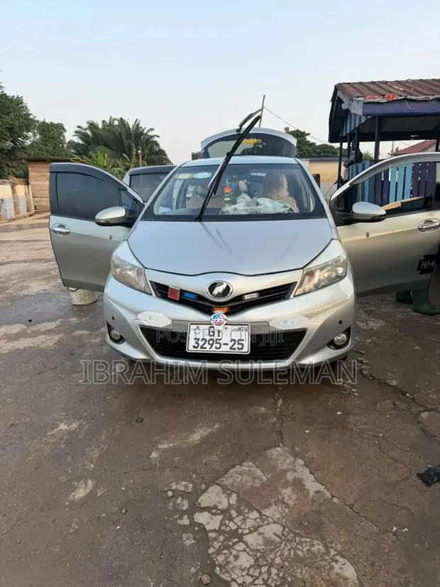 Toyota Vitz 2013 Silver · Photo 1