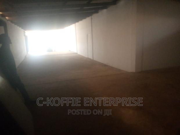 250sqm Warehouse at Circle for Rent · Photo 3