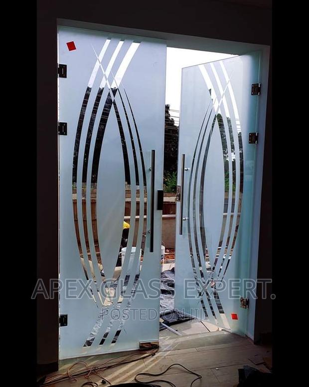 12mm Clear Glass Frameless Tempered Hinge Door With Lock. · Photo 1