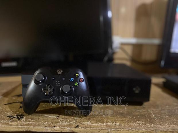 Xbox One With 7 Games Installed + 1 Controller · Photo 2