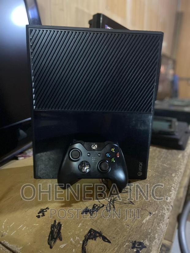 Xbox One With 7 Games Installed + 1 Controller · Photo 3