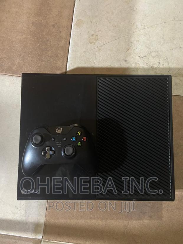 Xbox One With 7 Games Installed + 1 Controller · Photo 6