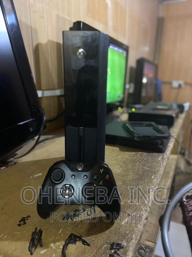 Xbox One With 7 Games Installed + 1 Controller · Photo 4