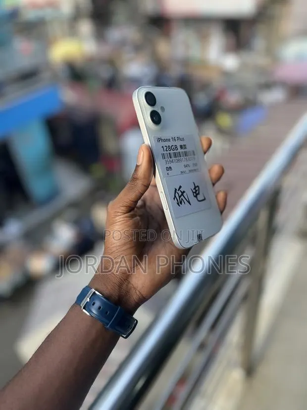 Apple iPhone 16 Plus 128 GB White · Photo 1