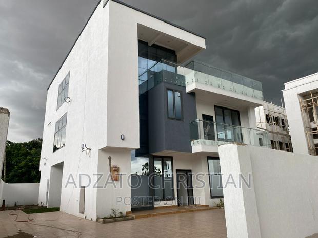 5 Bedroom Luxurious Houses for Sale · Photo 1
