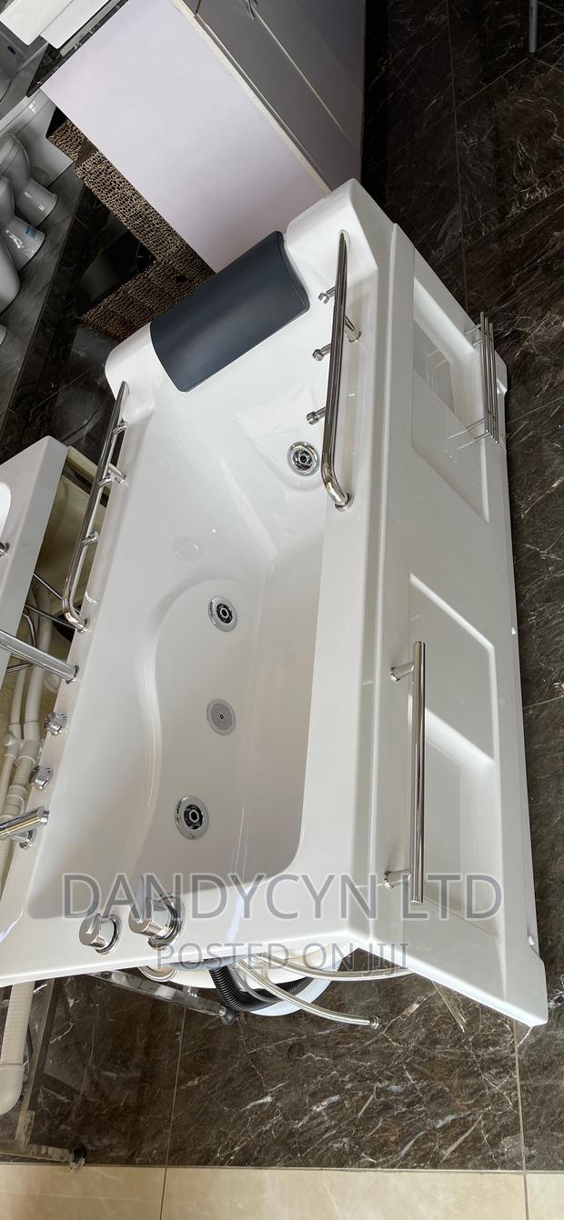 Jacuzzi Bathtub · Photo 2