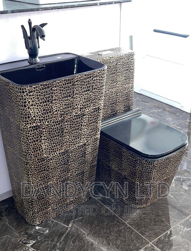 Executive Wc With Basin Gold Black · Photo 1