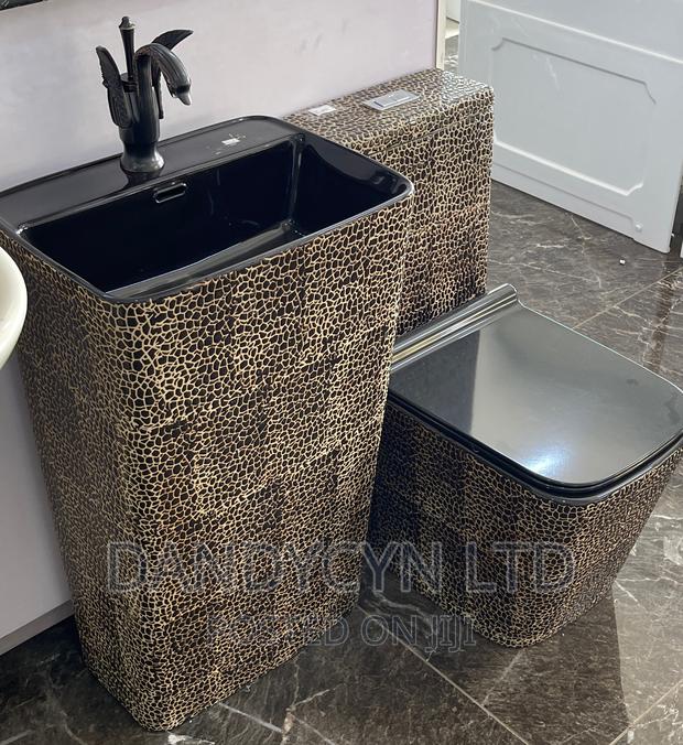 Executive Wc With Basin Gold Black · Photo 2
