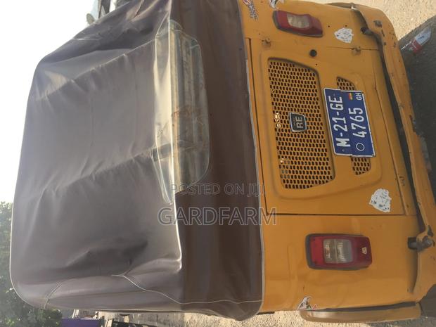 Bajaj RE 2021 Yellow · Photo 3