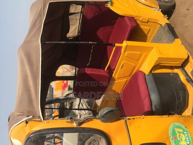 Bajaj RE 2021 Yellow · Photo 2