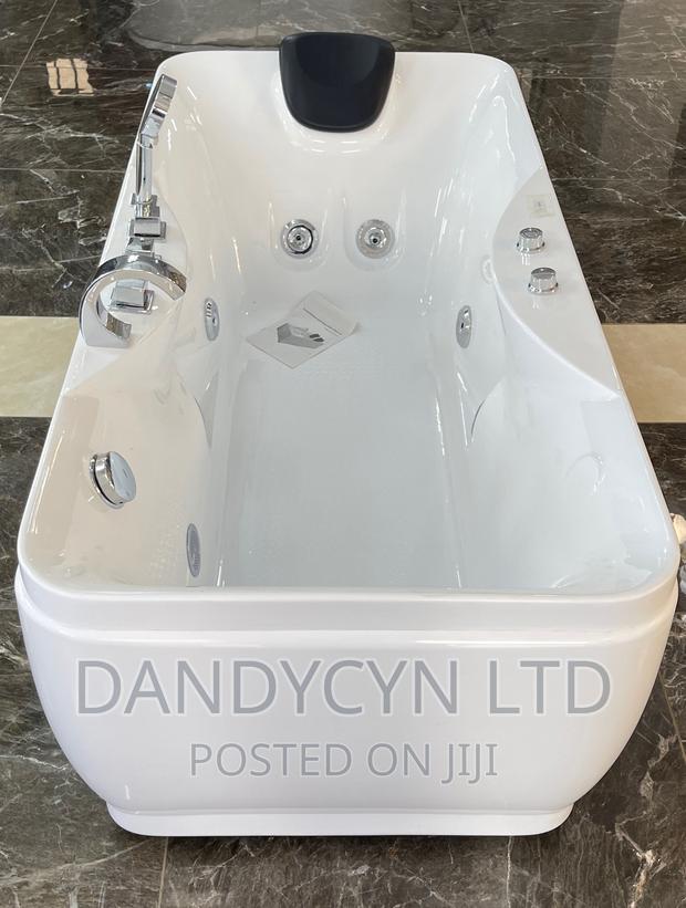 Stand-Alone Jacuzzi · Photo 1