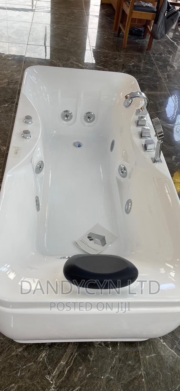 Stand-Alone Jacuzzi · Photo 3