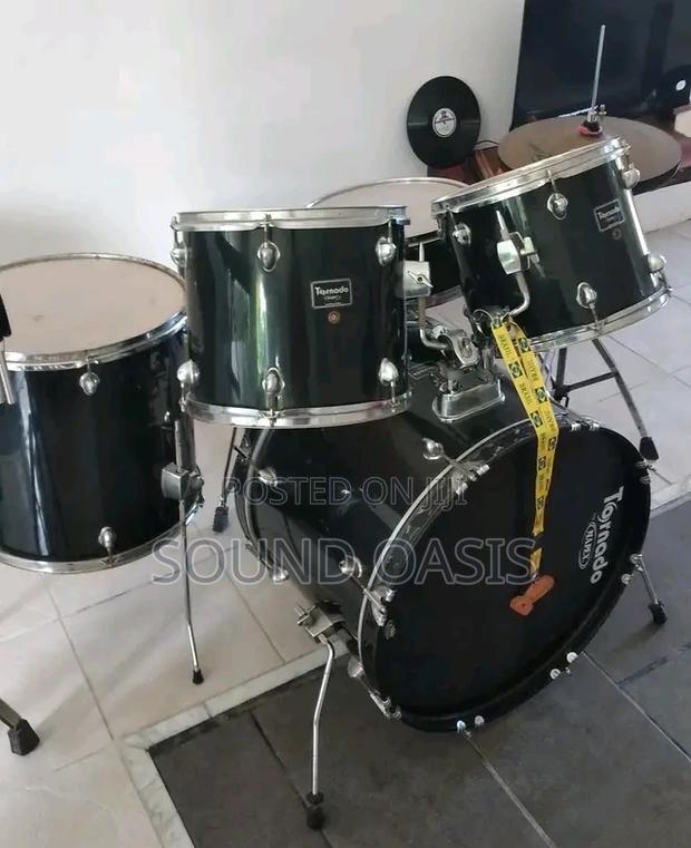 Mapex Tornado 5-Piece Drum Kit With Hardware and Cymbals · Photo 3