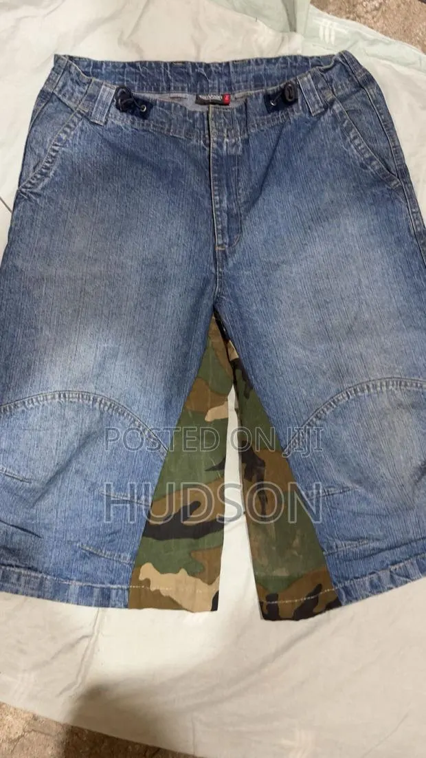 Camo-Sided Short Jeans · Photo 1