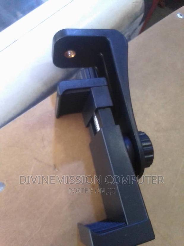 Phone Holder on Tripod With Adjustable Handle · Photo 2