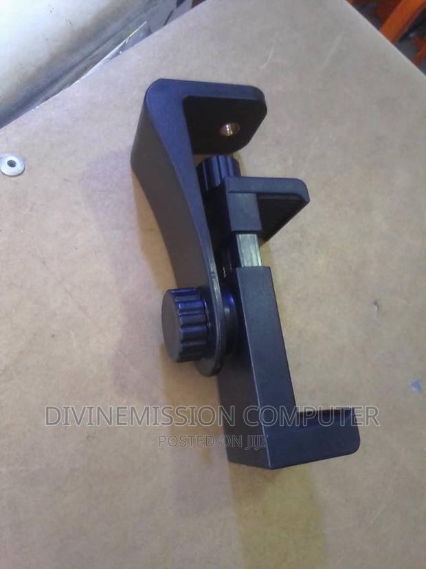 Phone Holder on Tripod With Adjustable Handle · Photo 3
