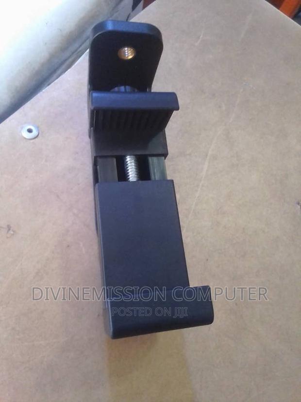 Phone Holder on Tripod With Adjustable Handle · Photo 4