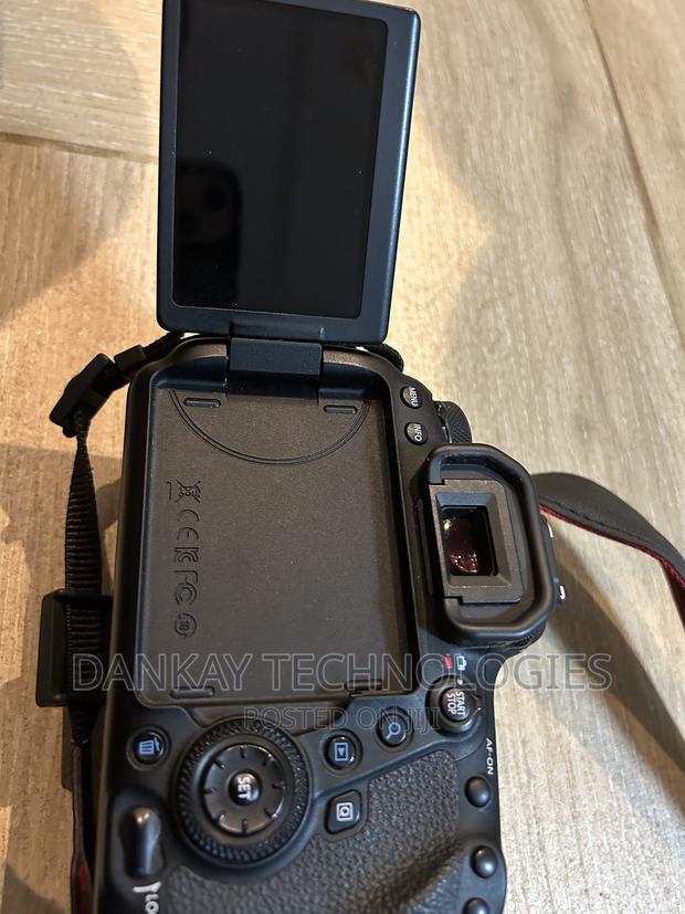Canon 6d Mark Ii Body With Battery And Charger · Photo 7