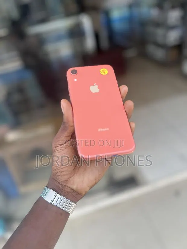 Apple iPhone XR 128 GB Orange · Photo 1