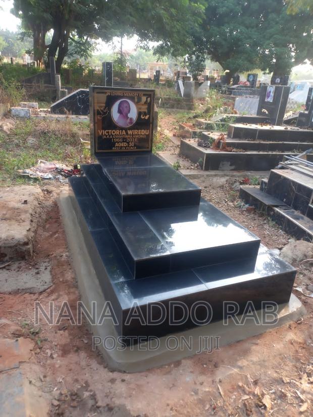 Tiles Tombstone Design With High Finishing · Photo 1