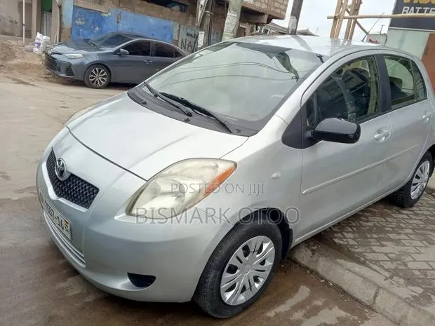 Toyota Yaris Base Hatchback 5dr 2010 Silver · Photo 1