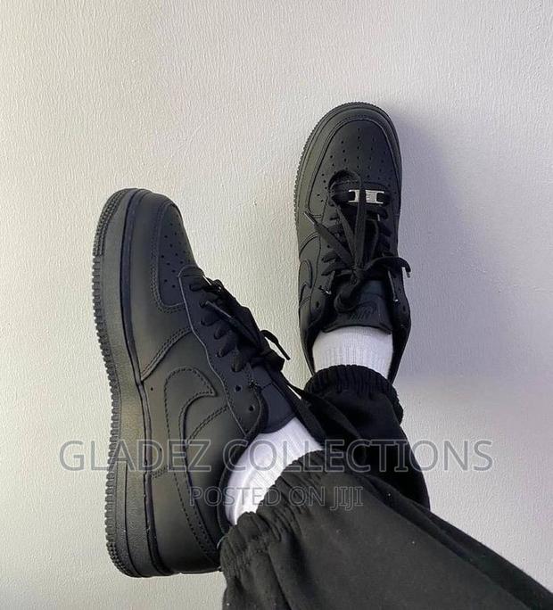 Black Airforce Sneakers · Photo 3