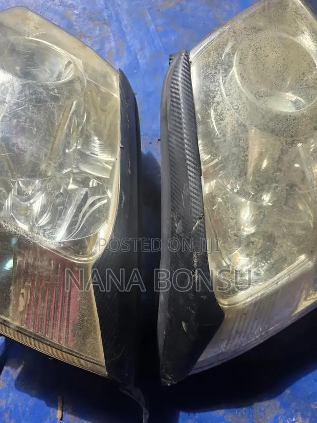 Toyota Noah Headlights · Photo 1