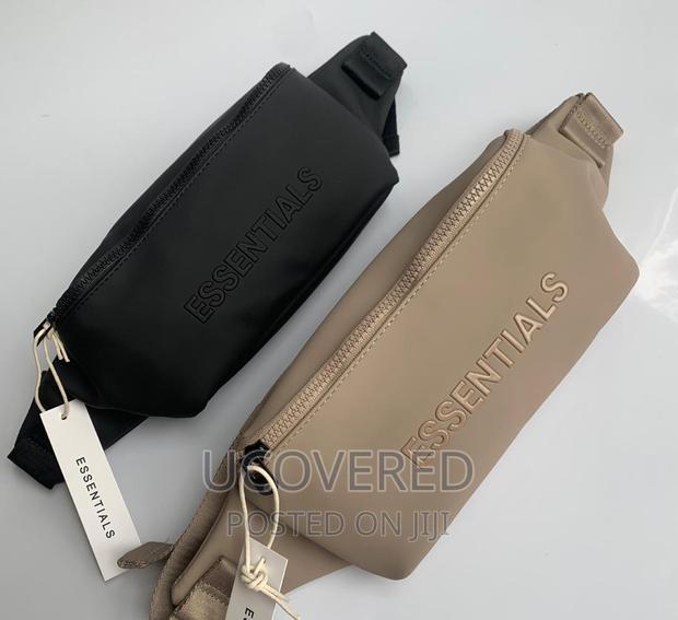Essential Unisex Side Bag · Photo 5