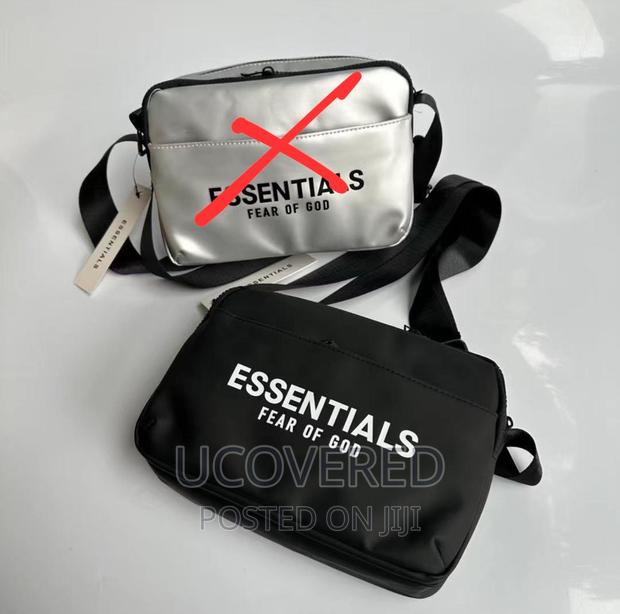 Essential Unisex Side Bag · Photo 8