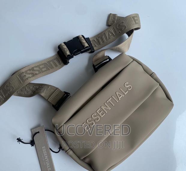 Essential Unisex Side Bag · Photo 4