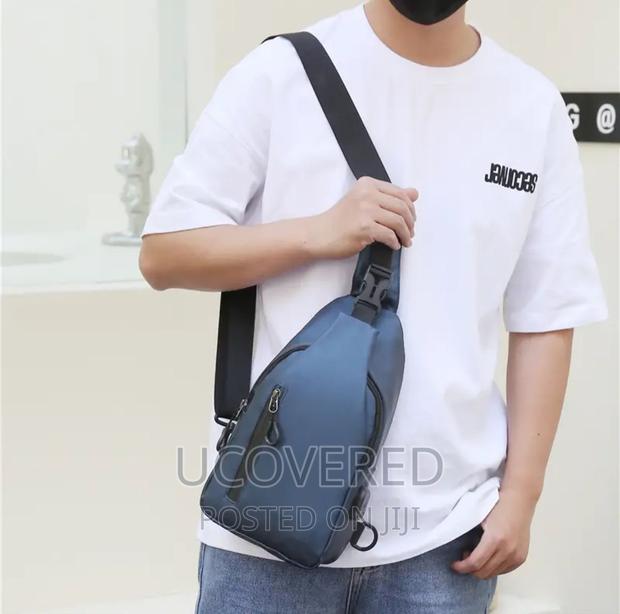 Casual Waterproof Chest Bag · Photo 1