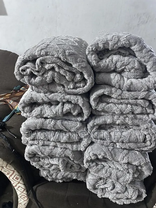 Blanket With 2 Pillowcases Available in Different Colors · Photo 1