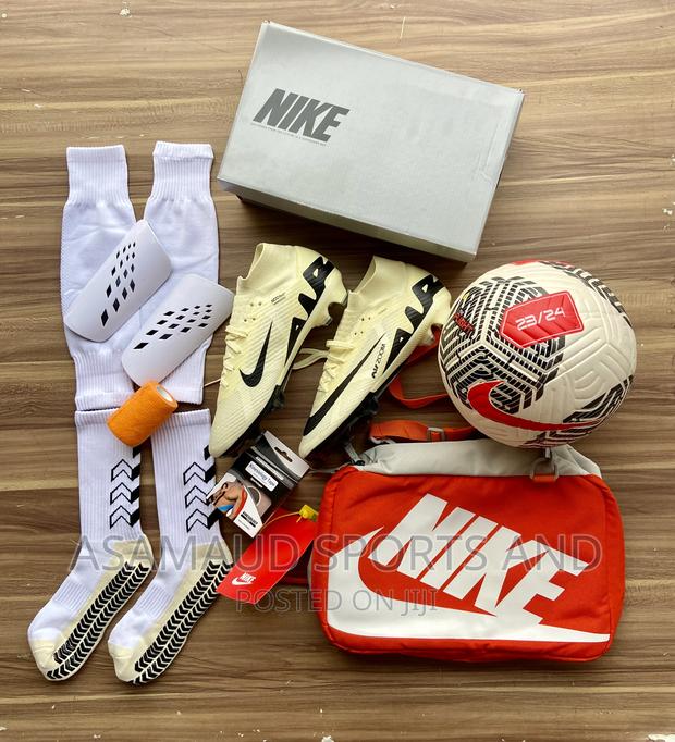 Original Football Cleat With Accessories at Cool Price · Photo 1