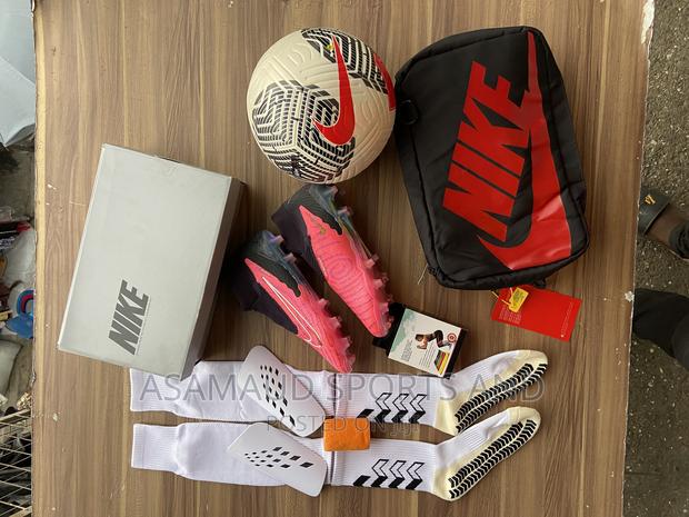 Original Football Cleat With Accessories at Cool Price · Photo 6