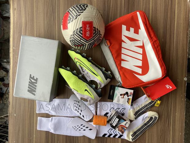 Original Football Cleat With Accessories at Cool Price · Photo 5
