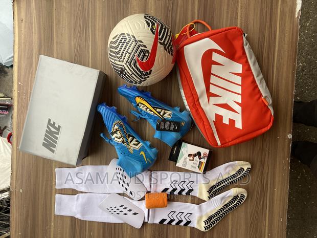 Original Football Cleat With Accessories at Cool Price · Photo 7