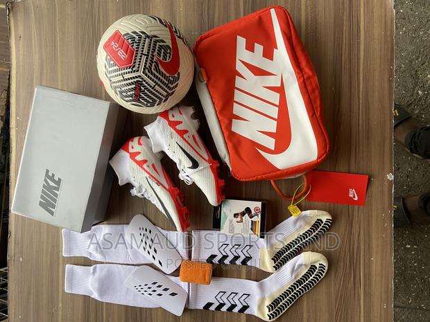 Original Football Cleat With Accessories at Cool Price · Photo 2