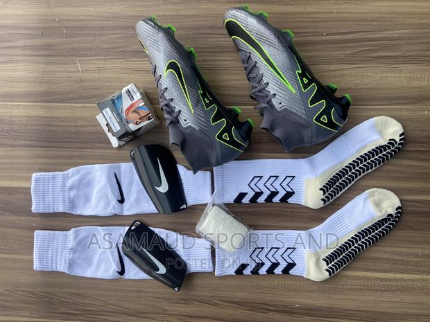 Original Football Cleat With Accessories at Cool Price · Photo 4