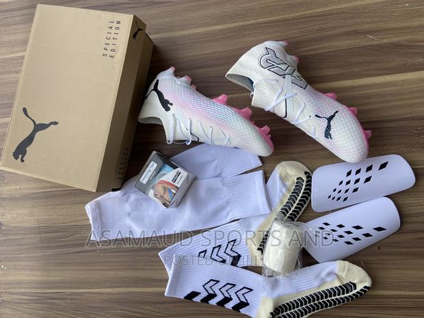 Original Football Cleat With Accessories at Cool Price · Photo 3
